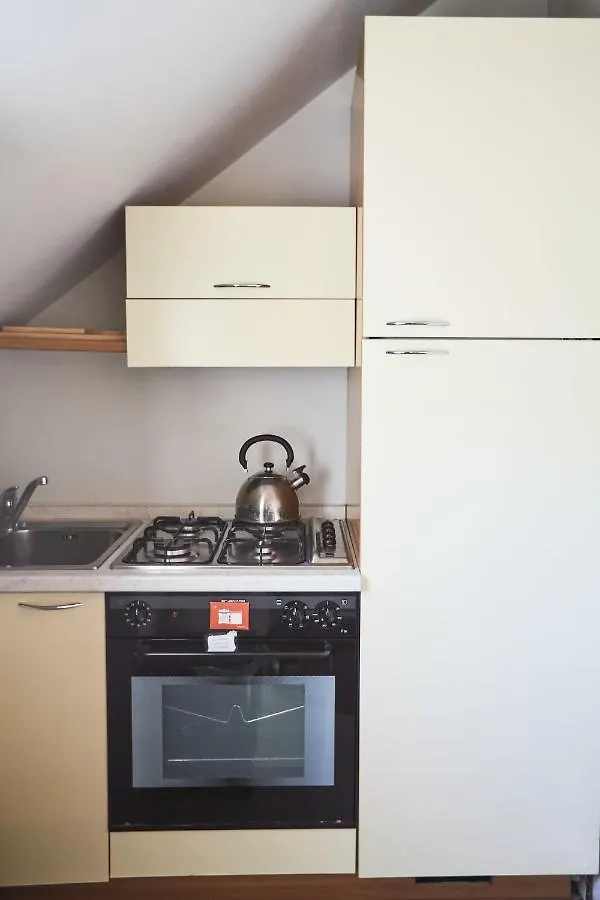 Guesthost - Studio Con Balcone Per 2 Persone Μιλάνο